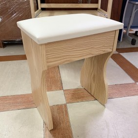Ghế bàn trang điểm màu gỗ